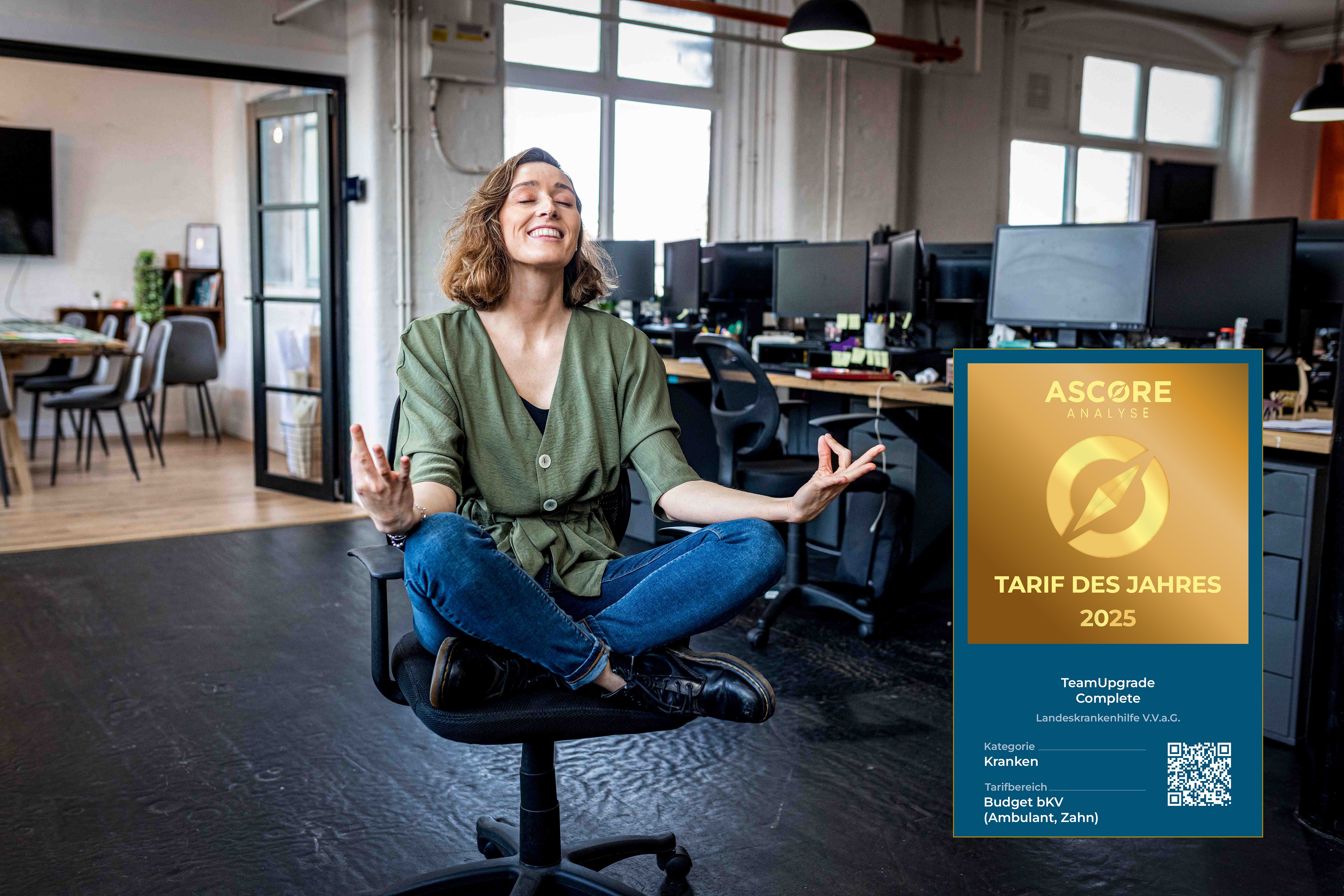 Junge Frau im Büro auf Drehstuhl im Schneidersitz in Yogapose. Auszeichnung Tarif des Jahres von Ascore für bKV